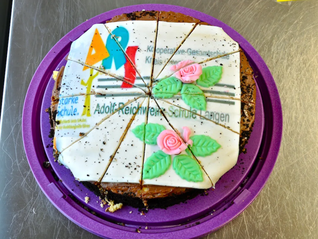 Torte mit dem Schriftzug der Adolf-Reichwein-Schule.